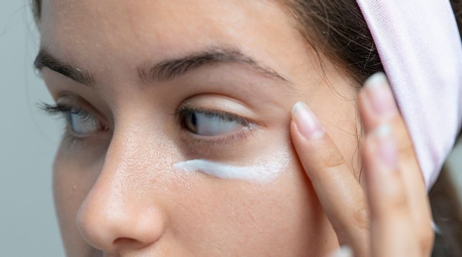 Contour des yeux : les erreurs à éviter pour ne pas vieillir le regard, et le bon geste avec le Baume Énergisant Yeux IUM Paris