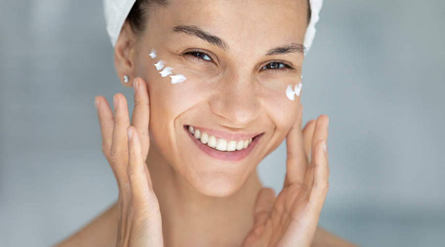 Visage jeune femme avec soin contour des yeux