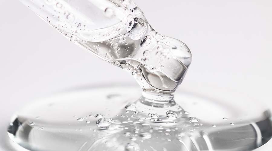 Texture d’acide hyaluronique illustrant l’hydratation avancée de la peau et la synergie avec les oligo-éléments pour renforcer l’équilibre cutané