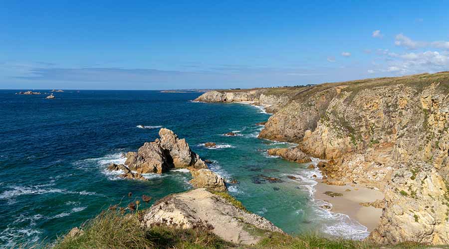 Paysage de la mer d'Iroise avec ses falaises et eaux cristallines, source d'inspiration pour ium Paris et ses soins riches en oligo-éléments marins.