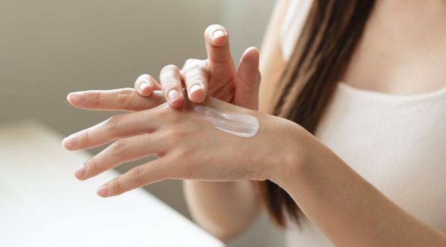 Application de soin naturel IUM enrichi en zinc PCA sur la peau, texture légère et hydratante.