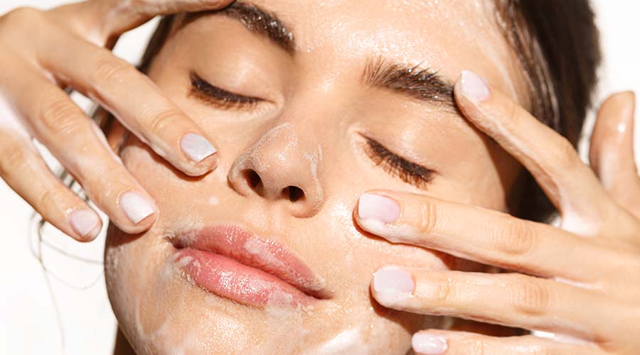 Femme appliquant un soin visage IUM Paris lors d’un rituel beauté minéral du dimanche, pour purifier, hydrater et révéler l’éclat naturel de la peau.