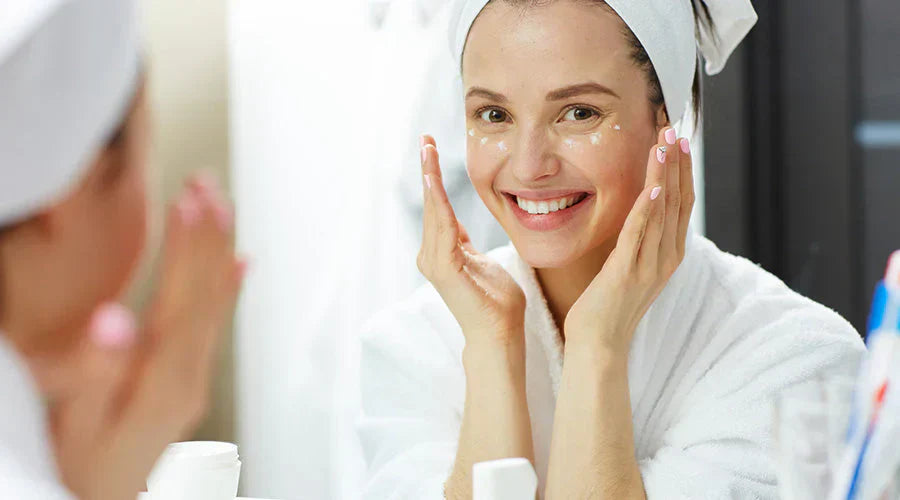 Femme appliquant un soin contour des yeux IUM Paris, formulé avec des minéraux et actifs naturels pour décongestionner, lisser et illuminer le regard fatigué.