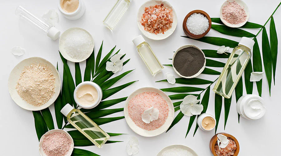 Ingrédients cosmétiques naturels riches en minéraux — zinc, silicium, sels et huiles végétales — pour un rituel de soin visage reminéralisant et équilibrant.