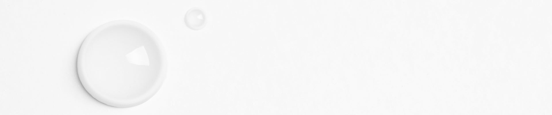 deux gouttes de crème sur fond blanc