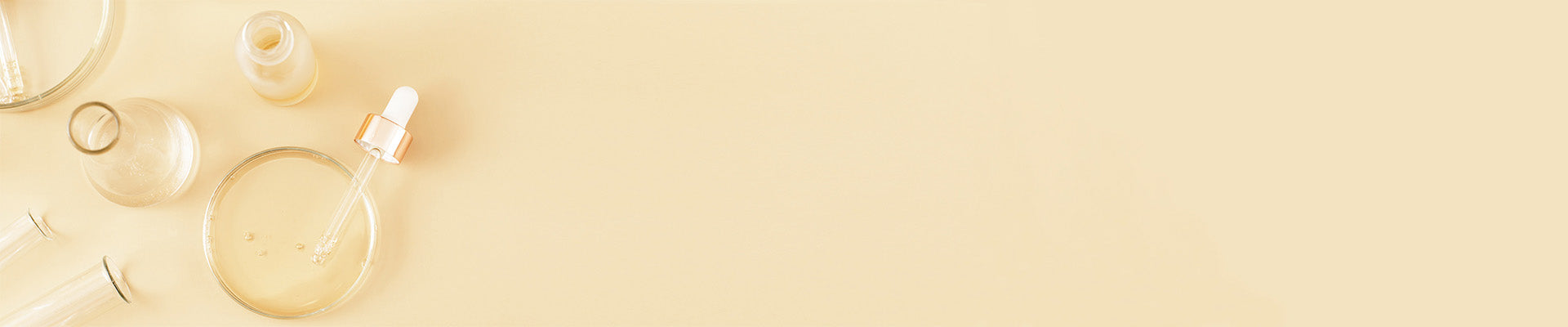 accessoires de laboratoire sur fond jeune et beige