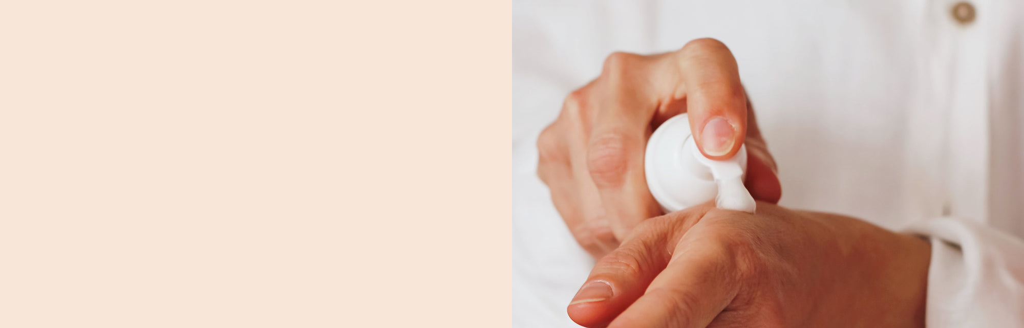 zoom mains crème mousse application fond beige