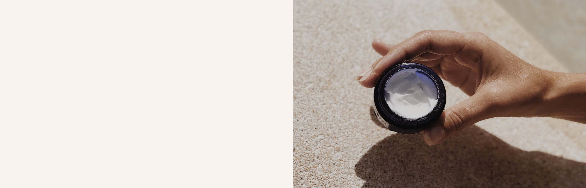 zoom main tenant pot crème ouvert fond beige