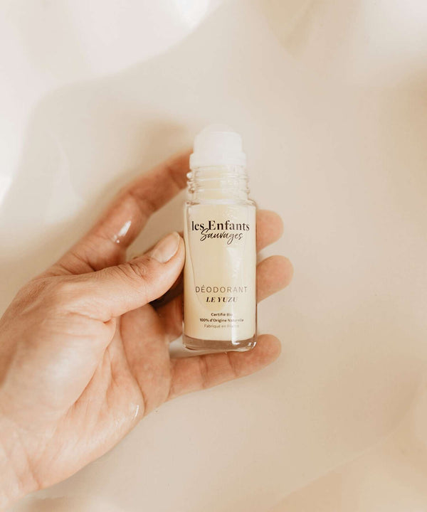 Application du déodorant bio Le Yuzu Les Enfants Sauvages naturel et fabriqué en France