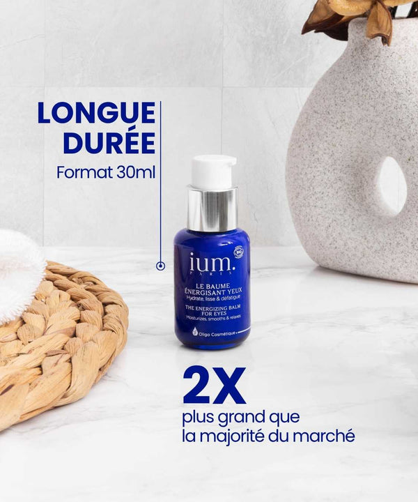 antiojeras bio frasco azul de bálsamo de ojos ium en baño luminoso con accesorios beige