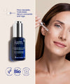 Aplicación de IUM Paris Replumping Serum, un tratamiento antiedad orgánico para alisar, reafirmar e iluminar la piel.