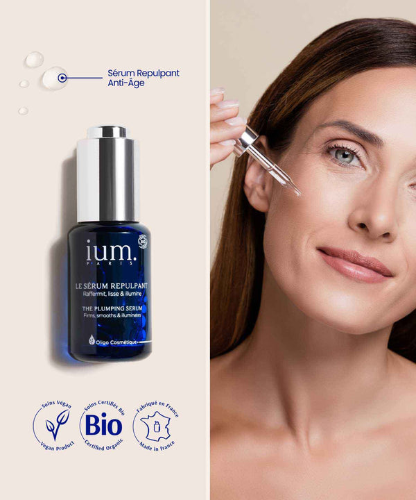 Aplicación de IUM Paris Replumping Serum, un tratamiento antiedad orgánico para alisar, reafirmar e iluminar la piel.