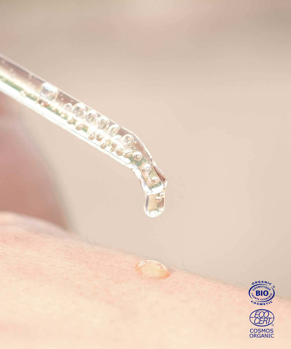 goutte de sérum repulpant ium sur la main