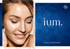 montage ium femme qui sourit avec fond minérale sur fond bleu avec logo ium et cosmébio