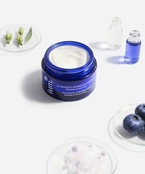 Nature morte du masque gommage minéral ium paris avec des matière premières naturelles posées sur un fond blanc