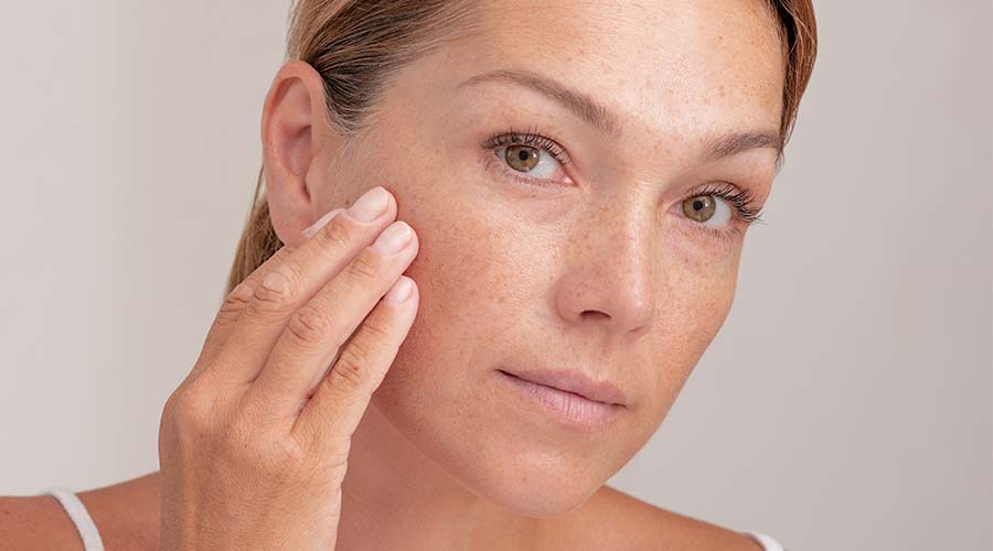 Femme appliquant un soin visage naturel, pour une routine beauté bio et efficace au quotidien.  
