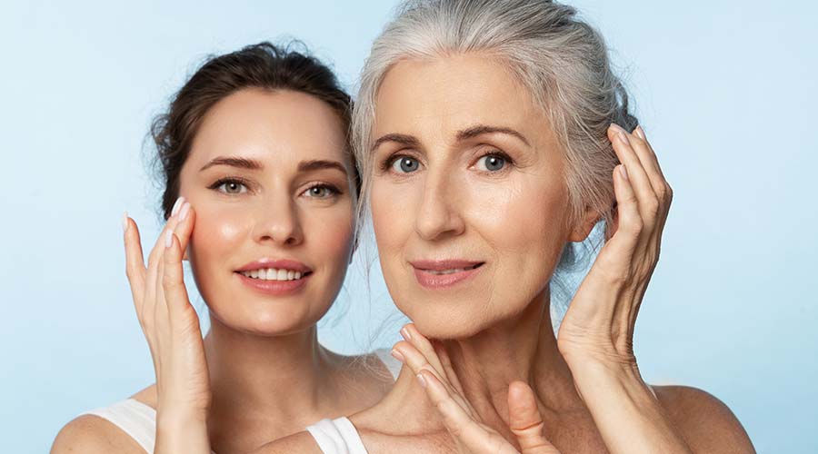 Deux femmes de différents âges avec une peau éclatante, illustrant les bienfaits d'une routine beauté adaptée aux types et états de peau.