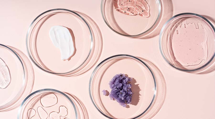 Textures de soins visage naturels – formules aux oligo-éléments comme le zinc et le silicium.