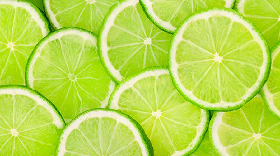 Tranches de citron vert illustrant la vitamine C, actif antioxydant et éclat pour la peau dans les soins visage cosmétiques naturels.