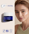 Applicazione di IUM Paris Redensifying Youth Cream, un trattamento organico illuminante e protettivo con oligoelementi.