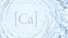 Acqua blu cielo con increspature e simbolo del calcio [Ca].