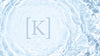 Eau bleu ciel avec des vaguelettes et symbole du Potassium [K]