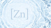 Acqua blu cielo con increspature e simbolo dello zinco [Zn].
